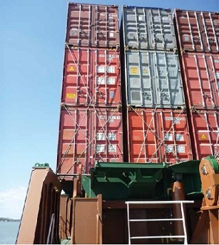 Lashing pattern of outboard containers
